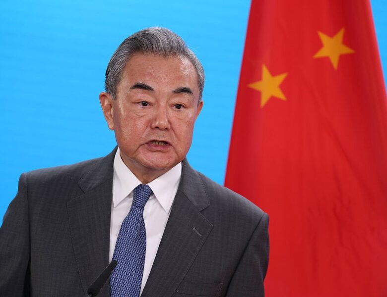 Глава МЗС Китаю відвідає Росію