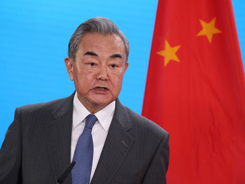 Глава МЗС Китаю відвідає Росію