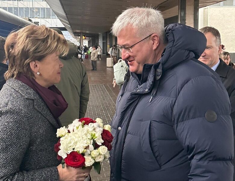 Глава МЗС Латвії прибула до Києва