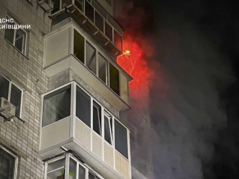 Горять шість поверхів: з’явилися кадри удару по Вишгороду