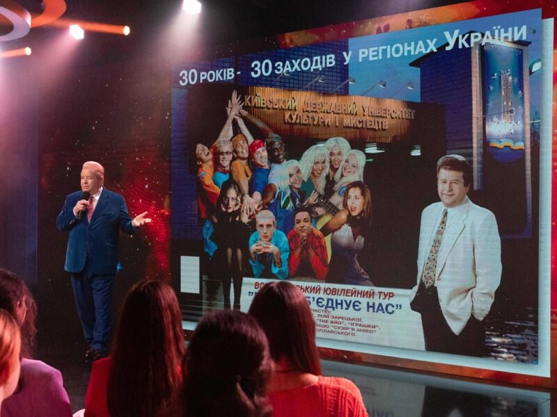 Хочу купити молодість. Поплавський записує пісню до прощального концерту