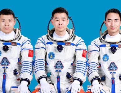 Китайські астронавти застрягли на орбіті після удару космічного сміття