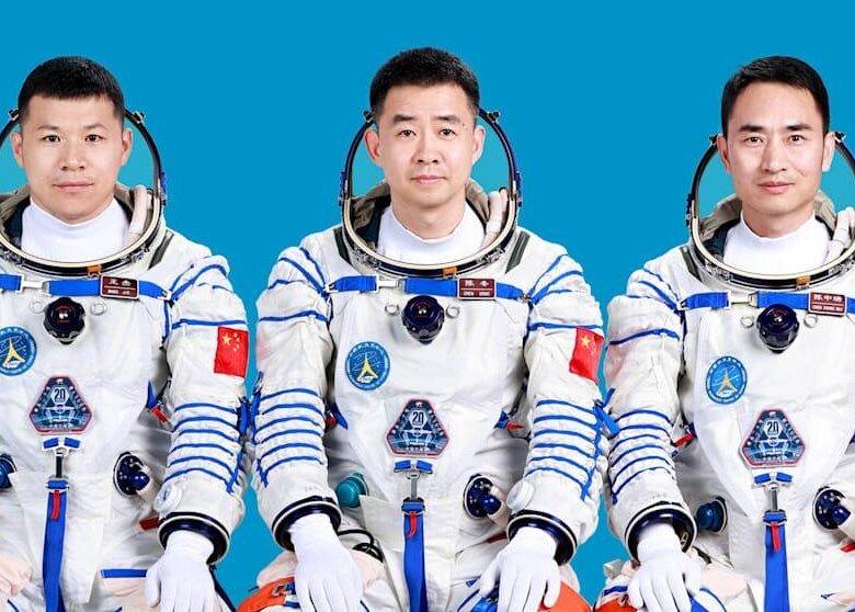 Китайські астронавти застрягли на орбіті після удару космічного сміття