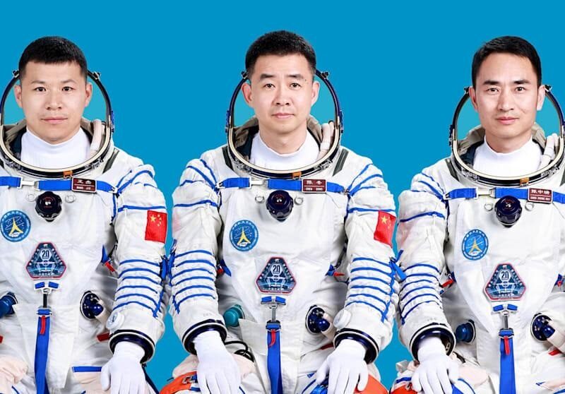 Китайські астронавти застрягли на орбіті після удару космічного сміття
