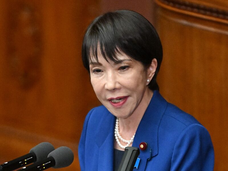 Китайський дипломат пригрозив відрізати голову премʼєрці Японії