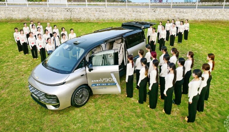 Китайський мінівен встановив рекорд Гіннеса, вмістивши 42 людини