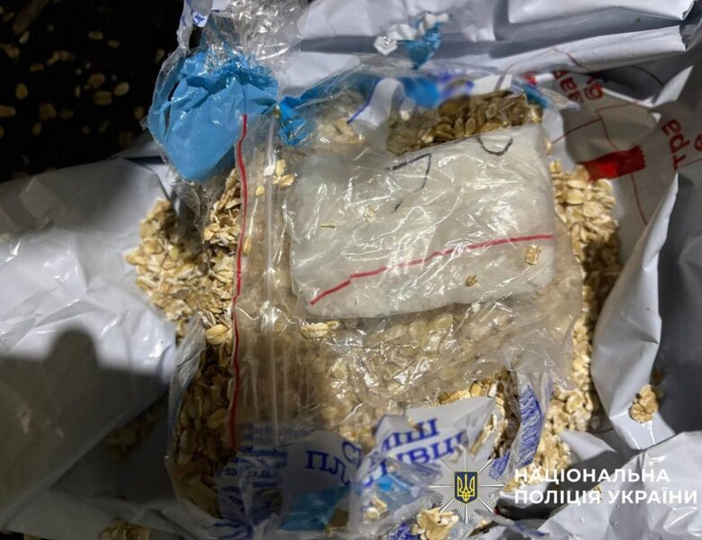 Киянин продавав психотропи, ховаючи їх у вівсянку