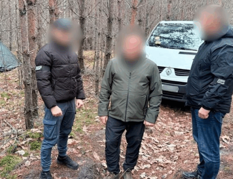 Київського поліцейського, який ховався в лісі з 13 млн, заарештували
