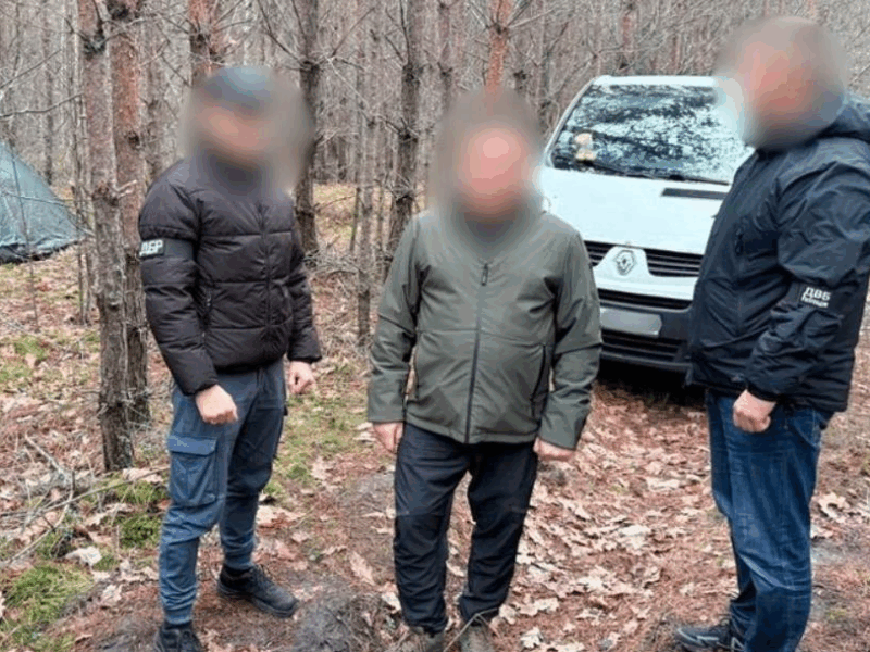 Київського поліцейського, який ховався в лісі з 13 млн, заарештували