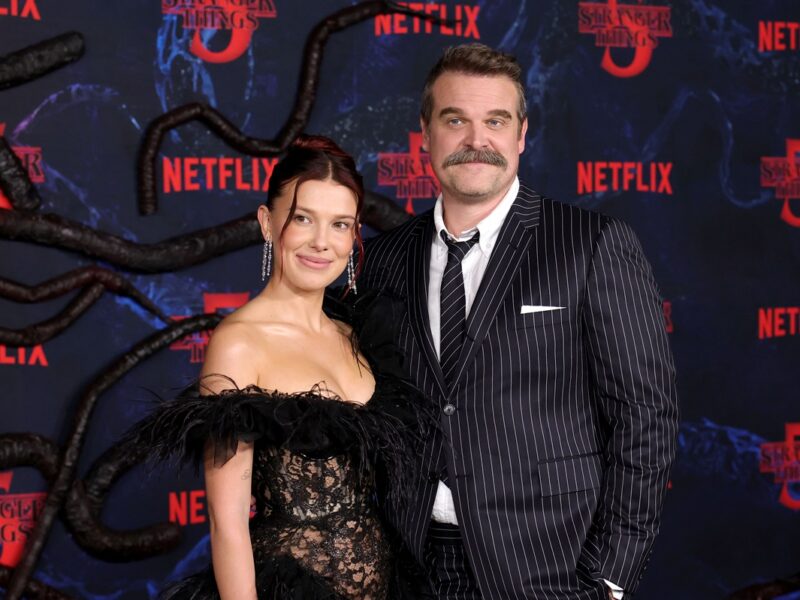 Міллі Боббі Браун спростувала чутки про скаргу на Девіда Гарбора