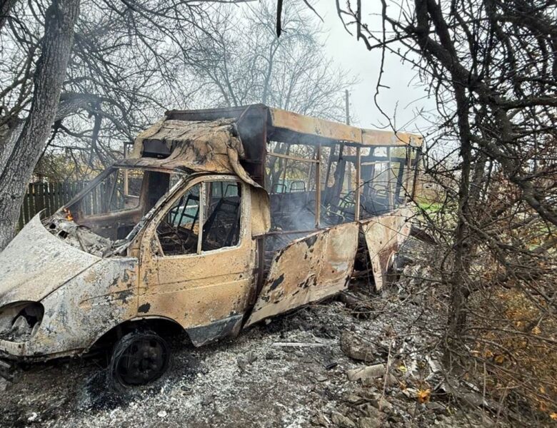 На Донеччині росіяни атакували маршрутку з людьми