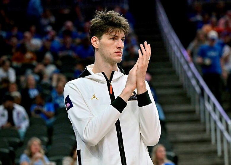 Найвищий баскетболіст зіграв свій перший студентський матч