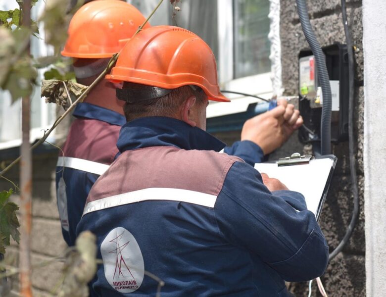 Обстріли і негода: в Україні нові відключення