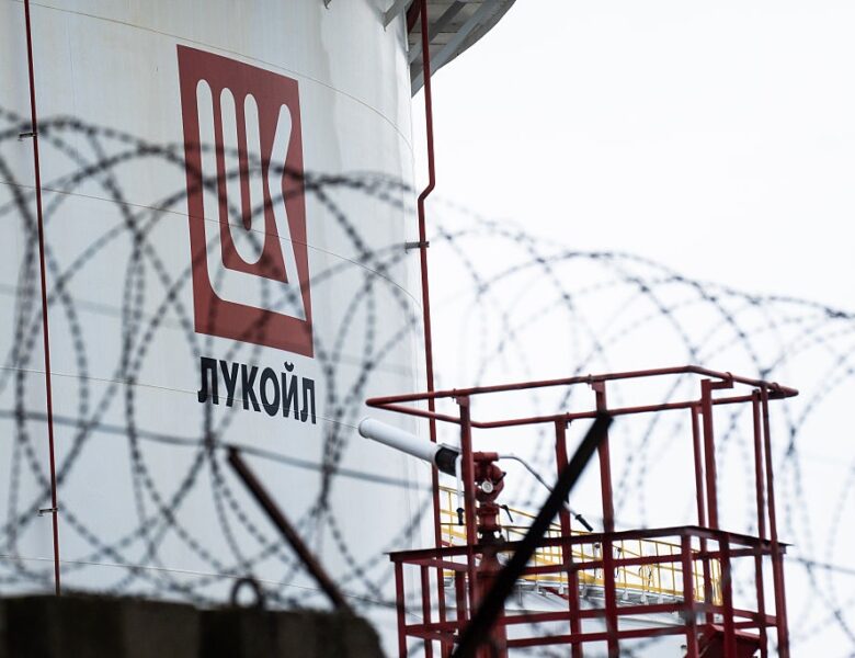 Парламент Болгарії подолав вето президента на купівлю НПЗ Лукойл