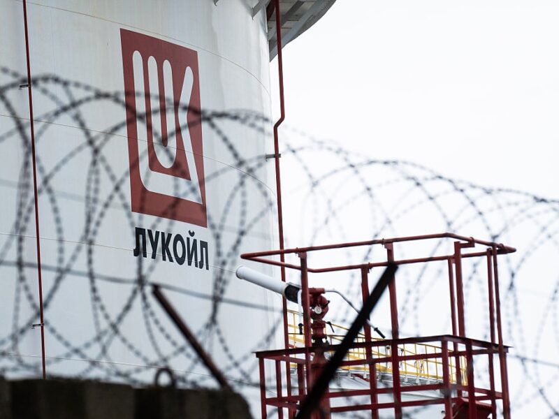 Парламент Болгарії подолав вето президента на купівлю НПЗ Лукойл