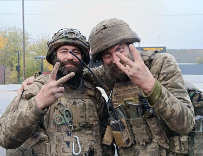 Понад 160 діб утримували позицію: Зеленський нагородив двох воїнів