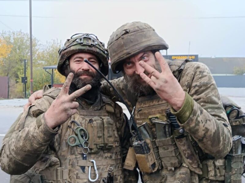 Понад 160 діб утримували позицію: Зеленський нагородив двох воїнів