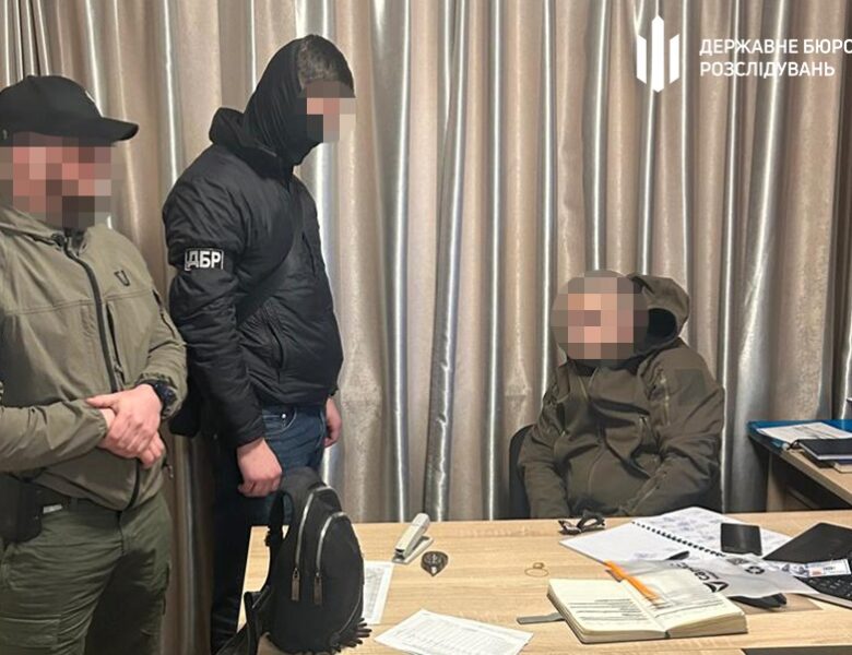 Посадовець одеської Військової академії вимагав гроші у курсантів