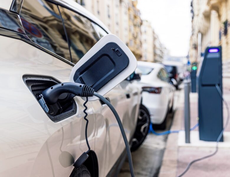 Продажі Tesla у Європі обвалилися майже на 50%