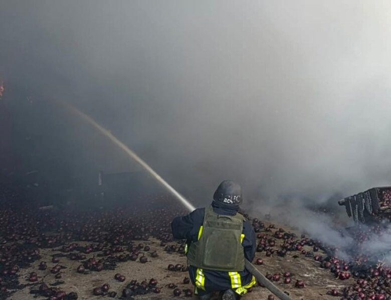 РФ атакувала Дніпропетровщину дронами: спалахнули пожежі, є поранена