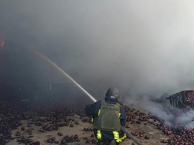 РФ атакувала Дніпропетровщину дронами: спалахнули пожежі, є поранена