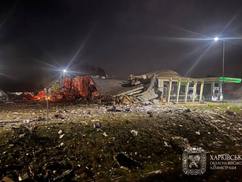 Росія зруйнувала АЗС під Харковом, є постраждалі