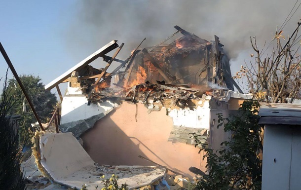 Росіяни обстріляли Павлоград: пошкоджено автомобілі, є поранені