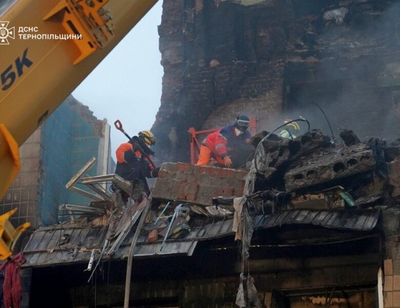 Розбір завалів у Тернополі триває другу добу