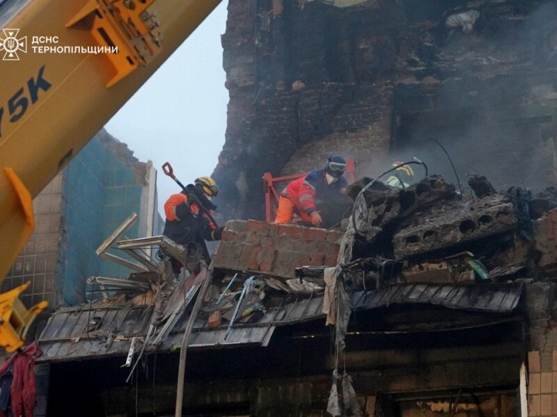 Розбір завалів у Тернополі триває другу добу