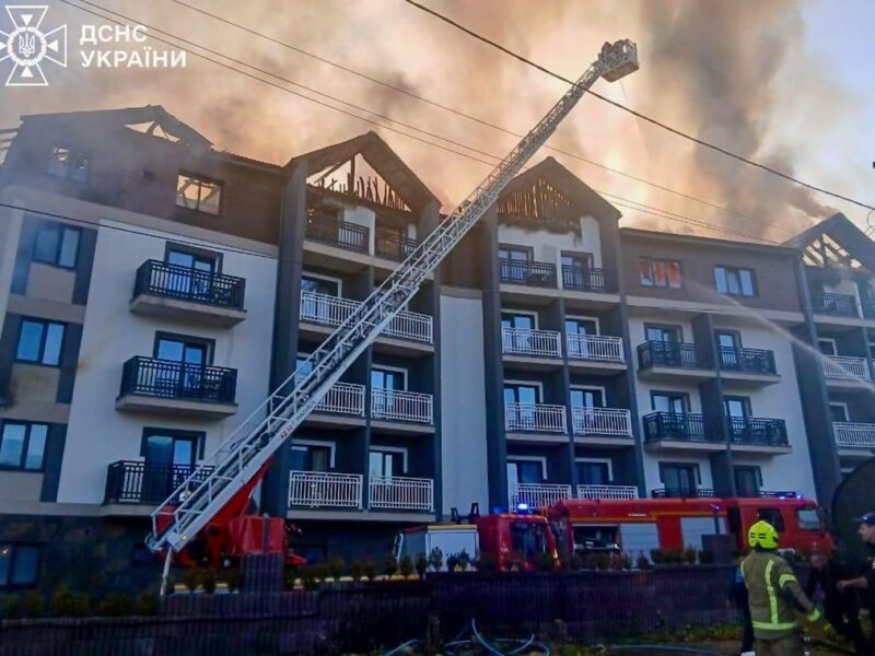 У Буковелі спалахнула пожежа в готелі