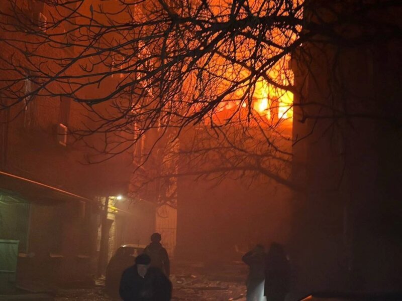 У Дніпрі через обстріл поранені двоє людей, виникли пожежі