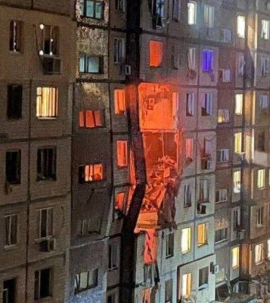 У Дніпрі і Павлограді прогриміли вибухи, палає багатоповерхівка – пабліки