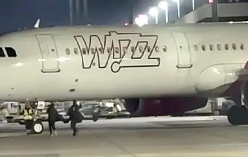 У ФРН пасажири вибігли на злітний майданчик, намагаючись наздогнати літак