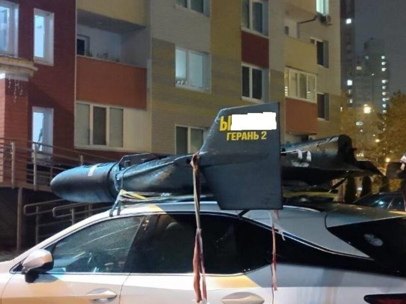 У Києві чоловік перевозив “шахед” на даху авто