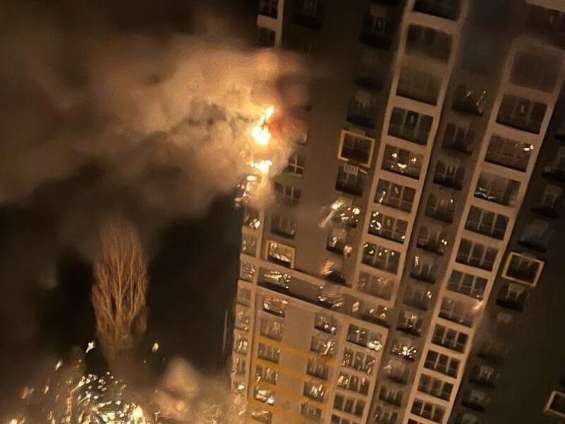 У Києві влучання уламків у будинки, є поранені