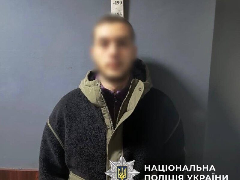 У Києві затримали наркокур’єра з колбами канабісу