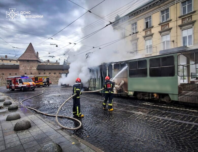 У Львові під час руху загорівся трамвай
