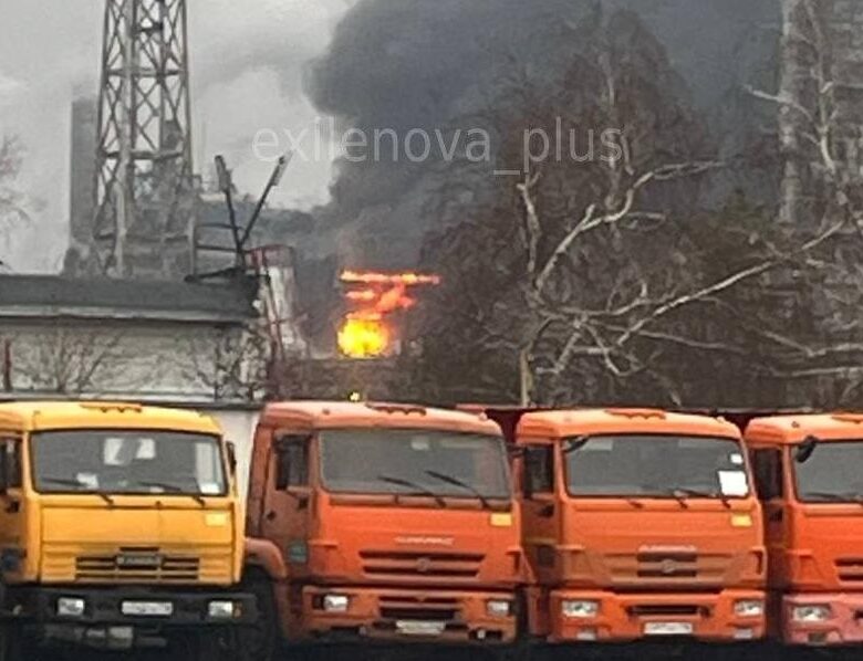 У Росії пролунали вибухи на НПЗ: зайнялася пожежа