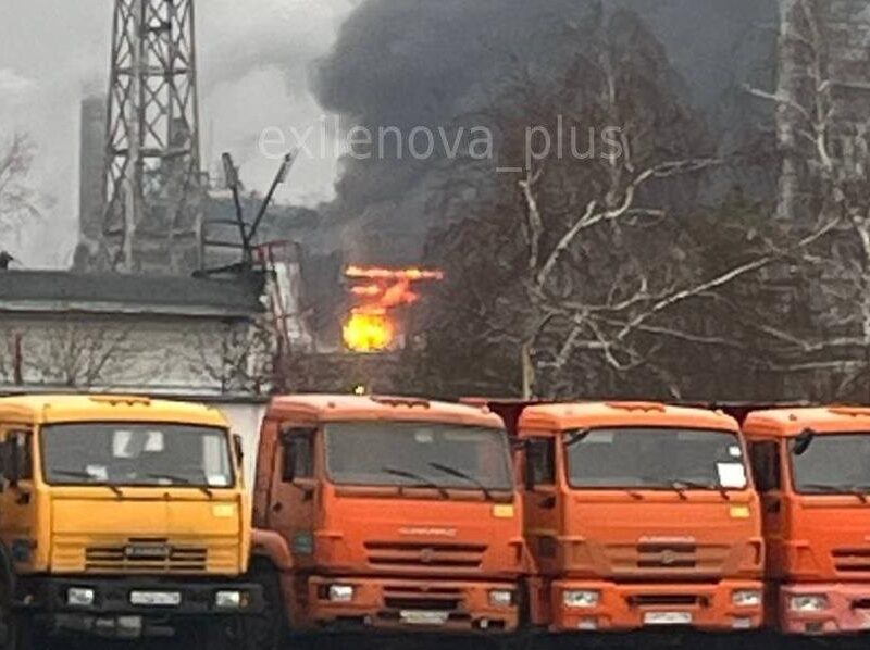 У Росії пролунали вибухи на НПЗ: зайнялася пожежа