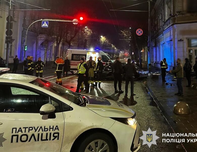 У центрі Житомира Mercedes врізався в будинок: є загиблі