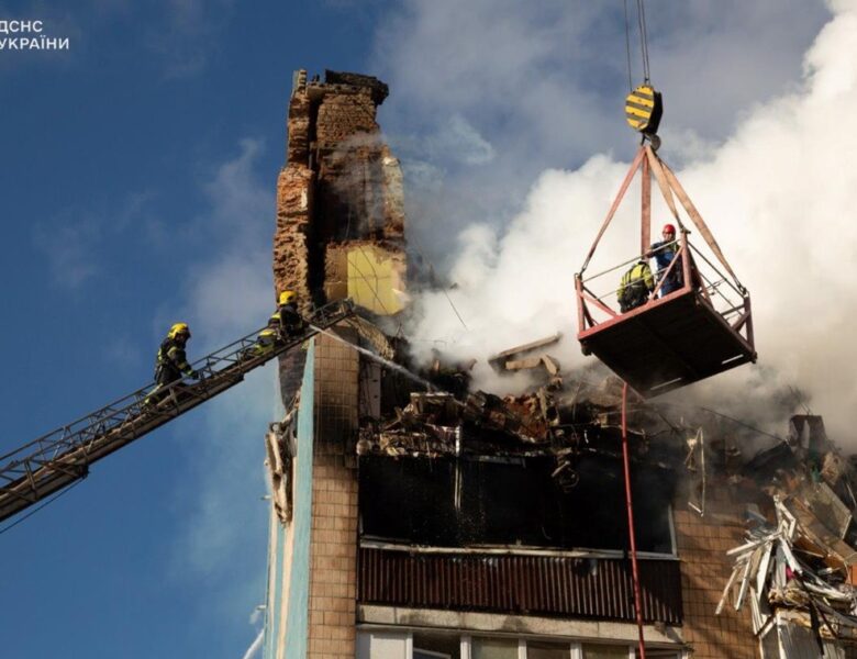 Удар по Тернополю: невідома доля 22 людей