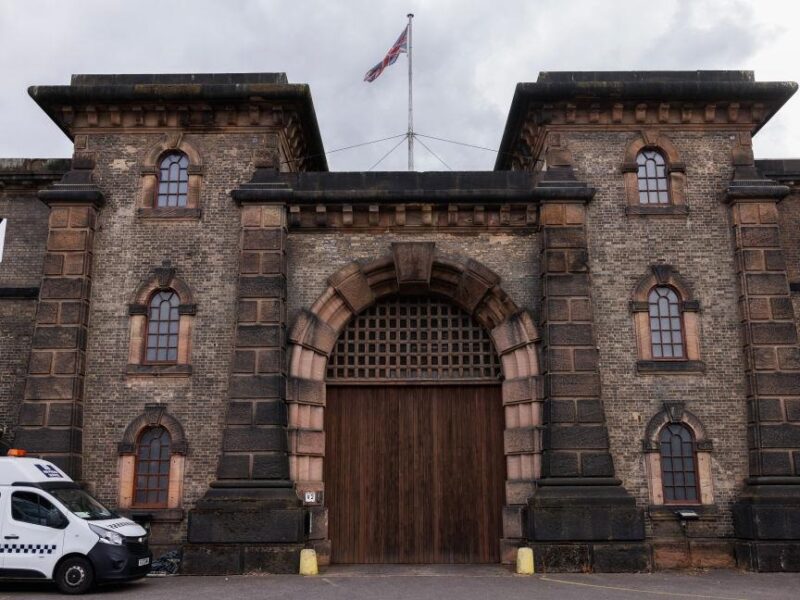 В Британії помилково звільнений в’язень сам повернувся до тюрми