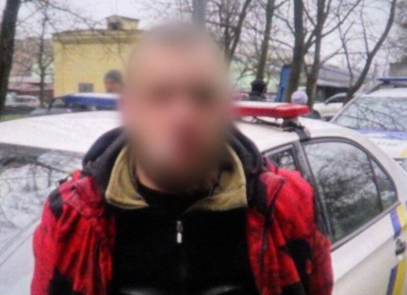 В Києві чоловік пограбував дівчину, погрожуючи іграшковим пістолетом