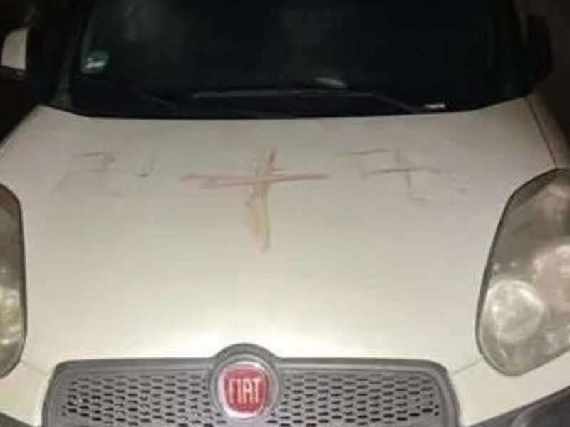 В Німеччині на 50 авто виявили свастики, намальовані людською кров’ю