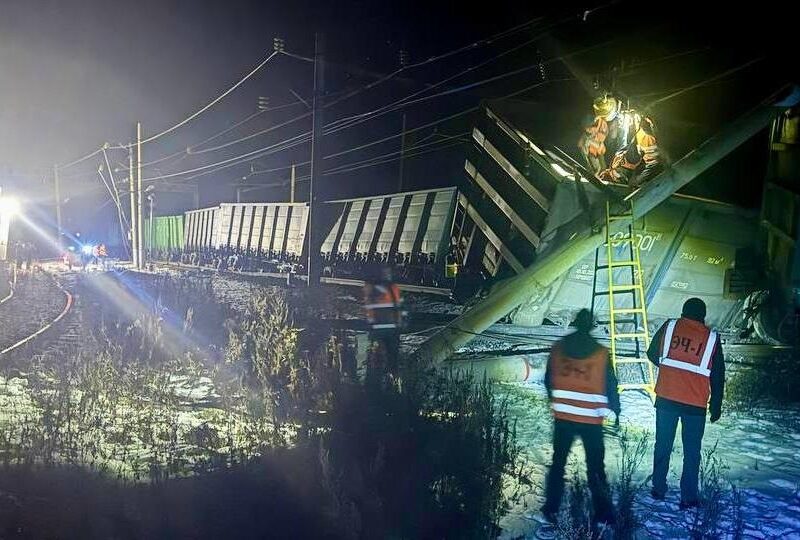 В Росії зруйновано залізничне полотно після сходження локомотиву