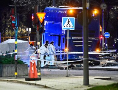В Стокгольмі двоповерховий автобус врізався в зупинку з людьми: є загиблі
