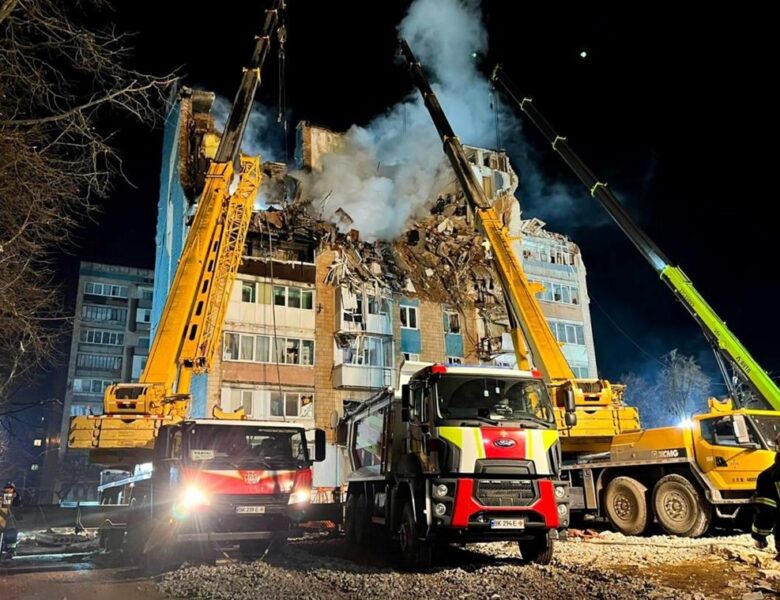 В Тернополі продовжують розбирати завали будинку