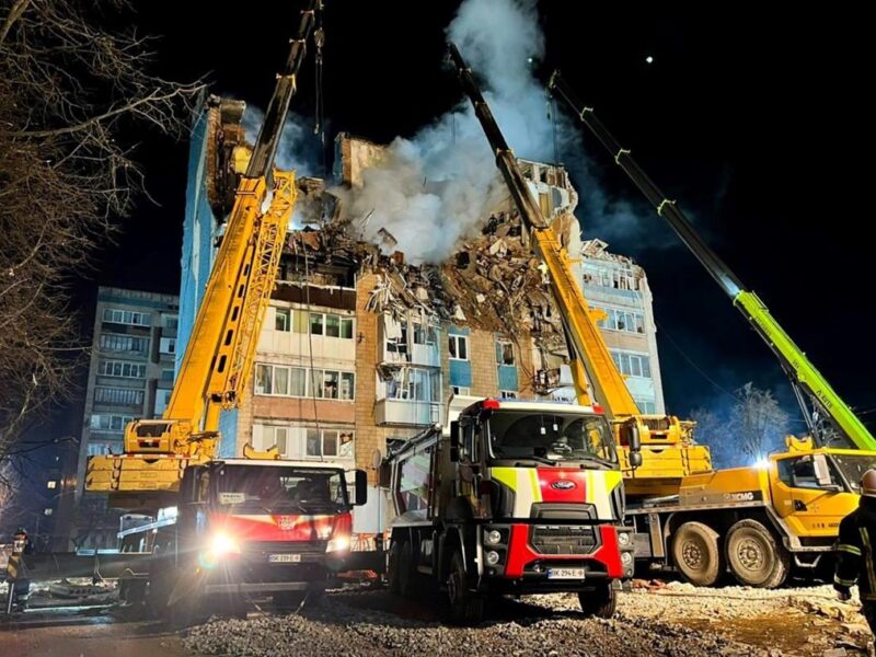В Тернополі продовжують розбирати завали будинку