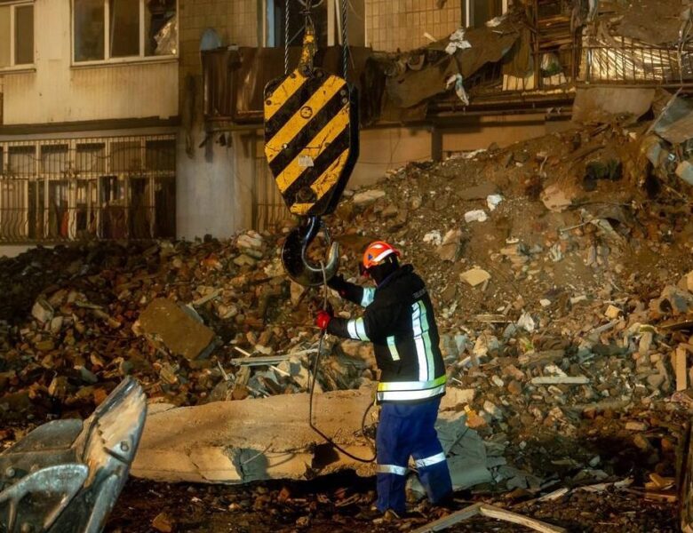 В Тернополі третю добу триває розбір завалів