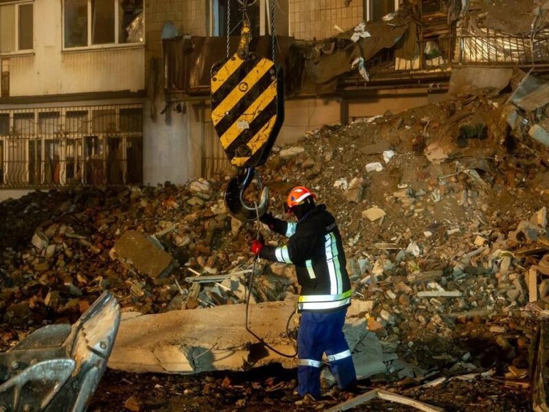 В Тернополі третю добу триває розбір завалів